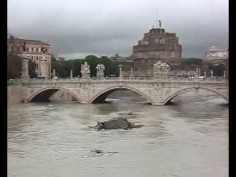 Roma dic08 piena del tevere. barcone incastrato, oggetti alla deriva [river Tiber flood]