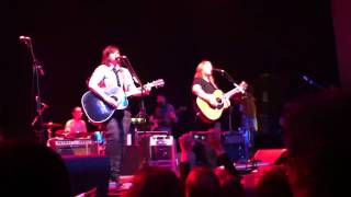 Indigo Girls: &quot;Three Hits&quot;