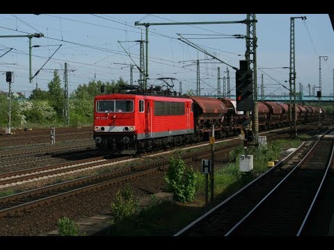 Freight trains in Germany: DB 155-257 with bulk freight cars in Hamburg-Wilhelmsburg. EDE022716