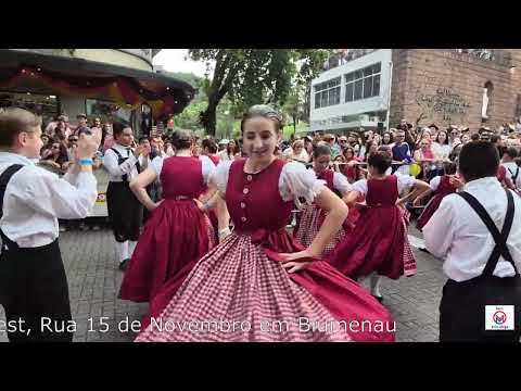 Ultimo final de semana da oktoberfest 2025 na rua 15 de novembro