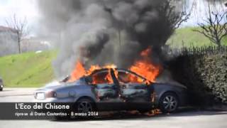 preview picture of video 'Incendio distrugge un'automobile in un parcheggio a Pinerolo'