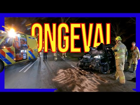 Auto tegen boom- VOLUNTEERS DUTCH FIREFIGHTERS -
