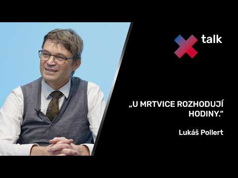 Lékař ve studiu odpovídá na otázku o českém zdravotnickém systému
