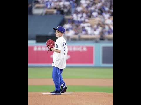 Freddie Freeman's son throws out 1st pitch on Dad's bobblehead night