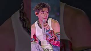 Download lagu OMG TAEHYUNG ETHEREAL 🫠 busan day 1 #bts #v #taehyung #bts_tour #bts_arirang mp3