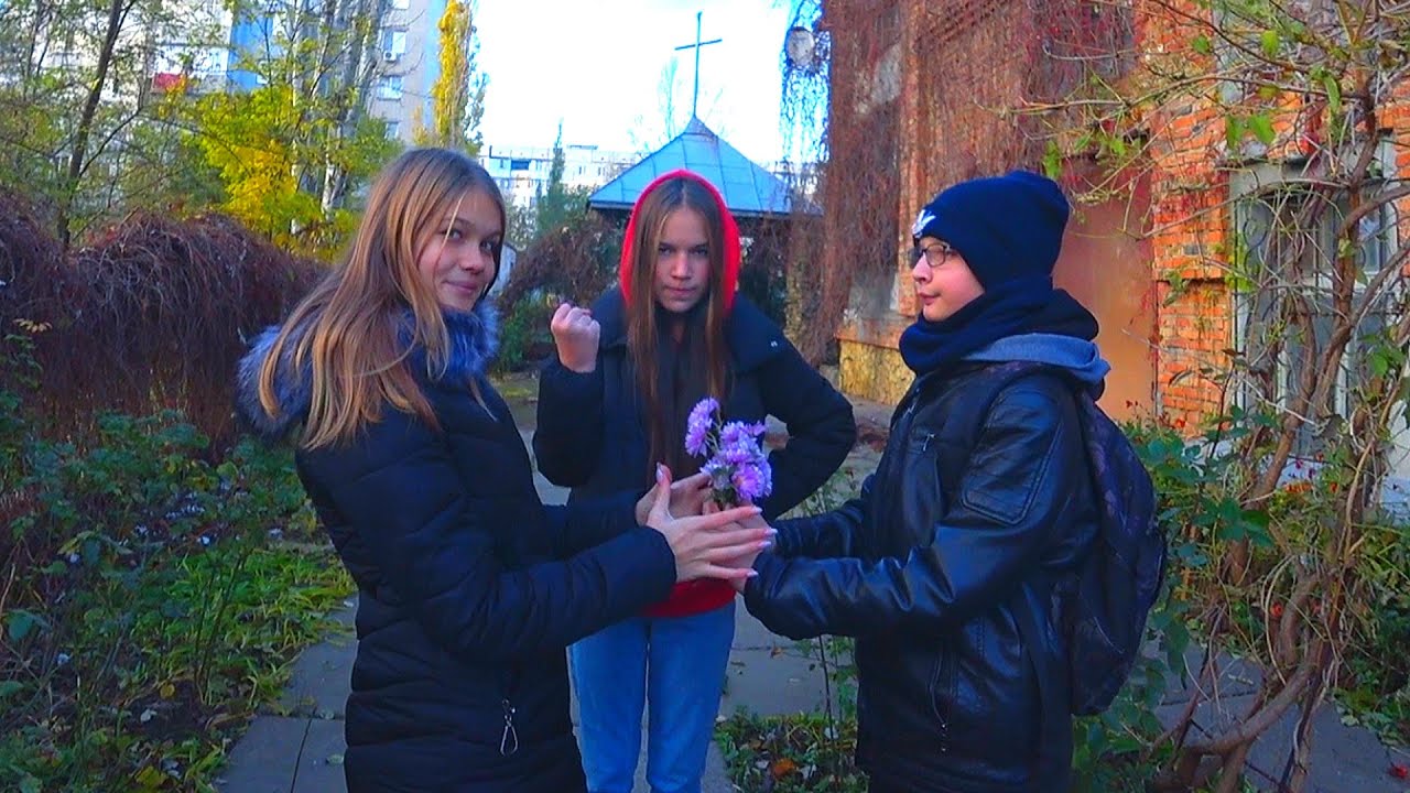 Влюбленный ботаник. Вечеринка очкариков. Парень в очках ботан. Ботаник человек. Очкастый ботаник.