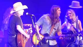 Willie Nelson, Lukas Nelson &amp; Sheryl Crow - Midnight Rider (Austin 2017)