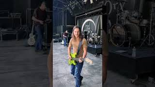 Playing Def Leppard &amp; Whitesnake in sound check 🎸🤘