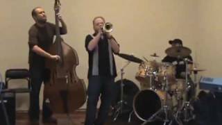 Fidel Vargas tocando con Brad Goode y Steve Whipple, Teatro Sucre