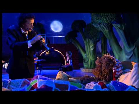 NTR: Kyteman in Sesamstraat: Tommie zingt het duet 'Waar zit het knopje?'