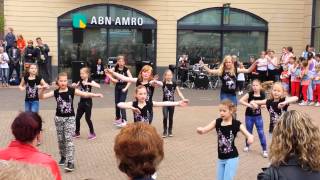 preview picture of video 'Zumbakids Palestra Koningsdag 2014'