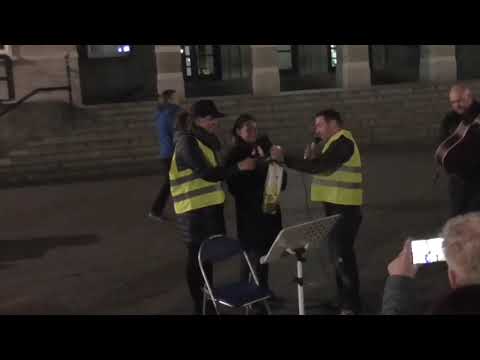 Blumen für Julia Juls (Frauenbündnis Kandel), Evelyn Nitsche (AFD),8.3.19