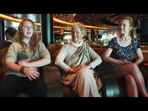 Karolina na križarjenju z babico...