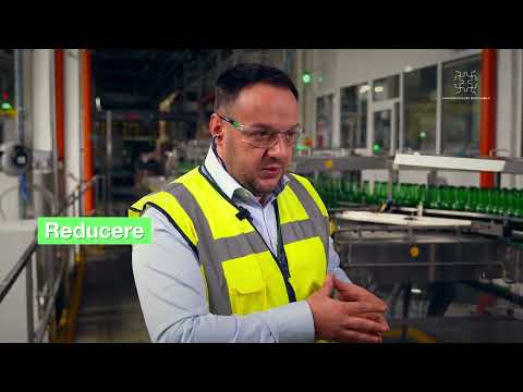 Un angajat Heineken discută despre reducerea consumului de apă în procesul de ambalare a berii.