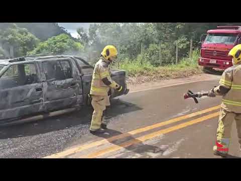 Veículo pega fogo em São Domingos das Dores e mobiliza Corpo de Bombeiros