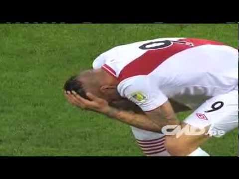 Mira el codazo que recibió Paolo Guerrero ante Uruguay