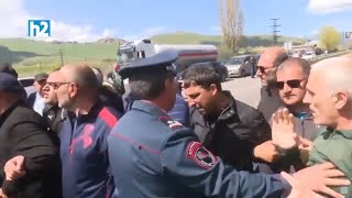 Արի՛ զոհված ախպորս ճժերին պահի, գնա՛ Քարվաճառի ճանապարհը բացի, ես էլ այս ճանարահը բացեմ. ցուցարար: