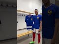 Kylian Mbappé présente le maillot bleu #shorts