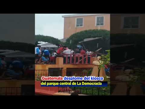 Guatemala Fuerte lluvia hacen que el kiosco del parque central  en escuintla  se desplome.