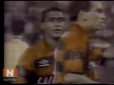 1995 - Romário scolds Edmundo and goes after Sávio.