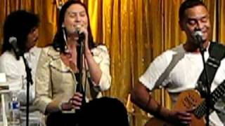 Andrea Ferraz  and Kleber Jorge sing 