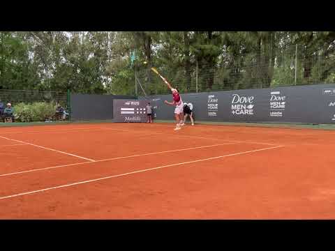 Lautaro Midón avanza en el "DOVE MEN+CARE Challenger Villa María"