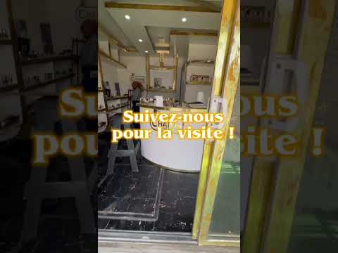 Magasin sur rue commerçante avec rideau métallique à Sacré-Cœur 3