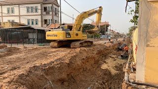 カンボジアの水道管工事で活躍するコマツのショベルカー(KOMATSU PC200)
