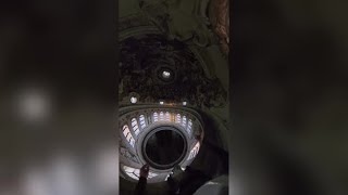 Mantova, il momento in cui il base jumper si lancia dalla cupola della basilica di Sant’Andrea a ...