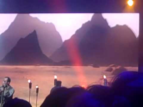 Videoclip de Je suis un homme (Live Version) — Les Enfoirés