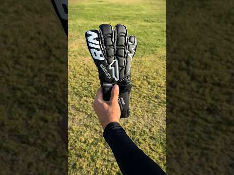 The Rinat Santo Loco look and feel amazing! #goalkeeper #goalkeepertraining #goalkeepergloves