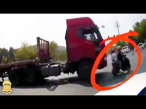 Dashcam footage: truck runs over a scooter rider in front of a police officer