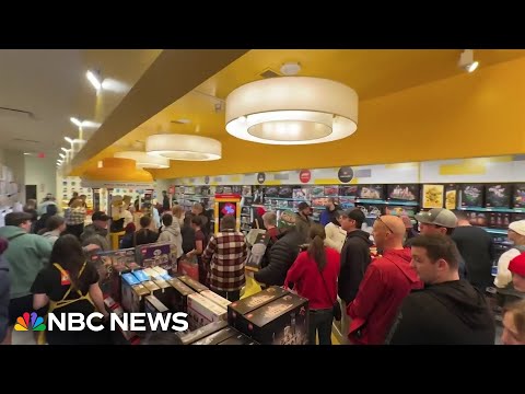 Holiday shopping blitz set to break records