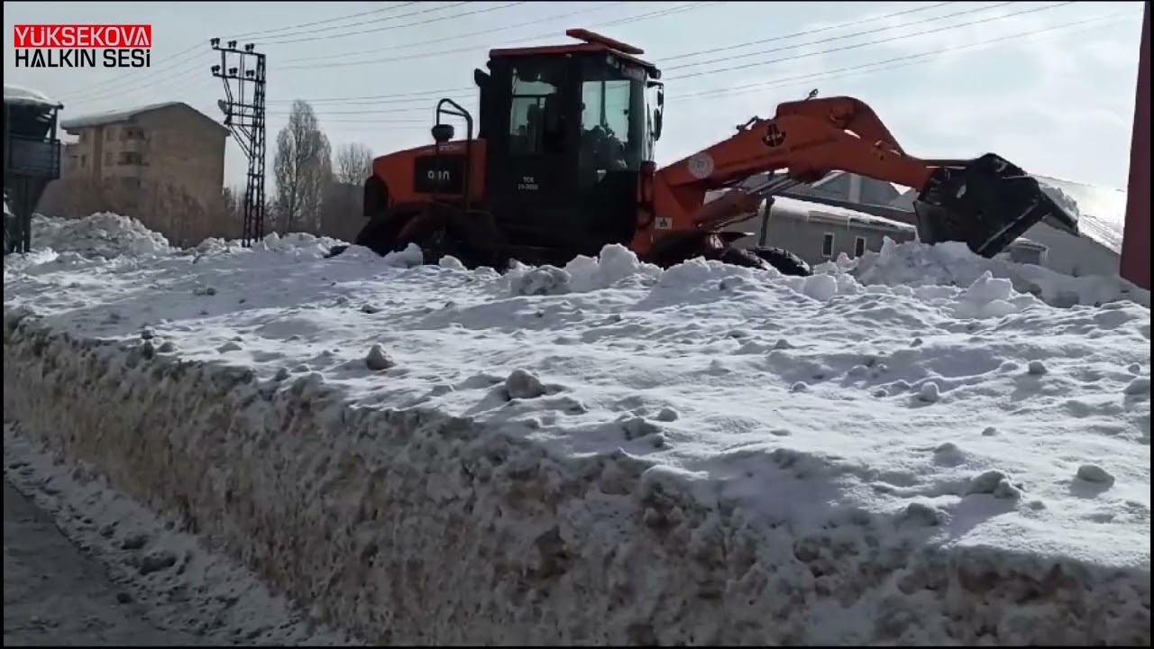 Yüksekova'da ekiplerin karla mücadele çalışmaları sürüyor