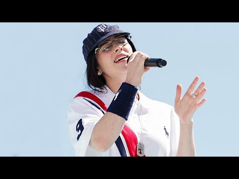 JO PARIS 2024 - La superstar Billie Eilish rayonne sur la plage pour promouvoir Los Angeles 2028