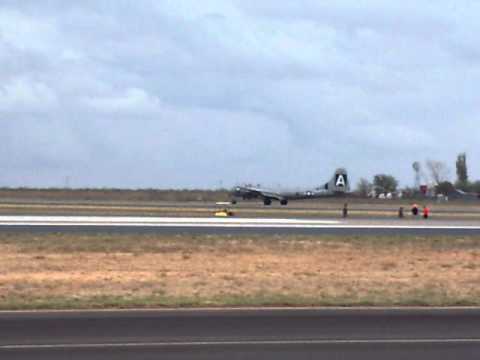 AIRSHO Midland CAF 2011 ep.1-"FIFI" B-29 taxing and returning