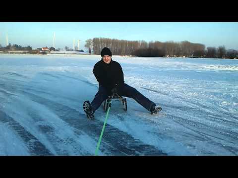 Schlitten am Audi 80 Quattro auf einem Eissee 1