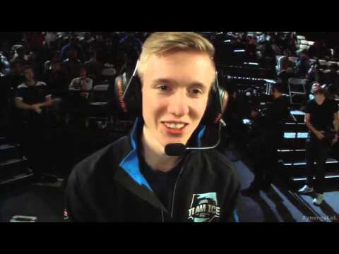 Faker and Froggen exchanging ideas - League of Legends