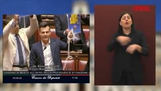 Il deputato vannacciano Ziello mostra un cappio alla Camera: «Il riarmo di Safe stringe il collo ...