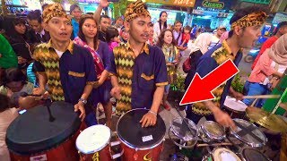 Download lagu Aksi Skill Luar Biasa PRASTYO CAREHAL Memainkan BASS SELO - Juragan Empang (Angklung Malioboro) mp3 Download lagu Aksi Skill Luar Biasa PRASTYO CAREHAL Memainkan BASS SELO - Juragan Empang (Angklung Malioboro) mp3