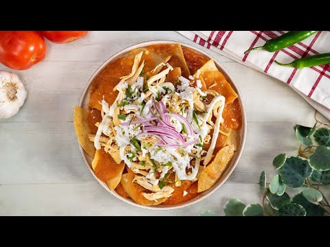 Cómo hacer Chilaquiles rojos con pollo, ¡fáciles! | Recetas kiwilimón