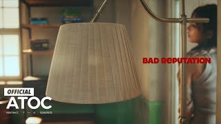 Kadr z teledysku Bad reputation tekst piosenki Jini
