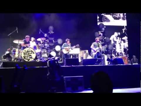 The Black Keys with John Fogerty covering The Weight