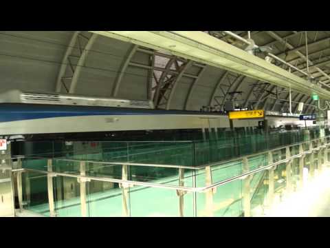 Trem expresso AREX passando por Geomam