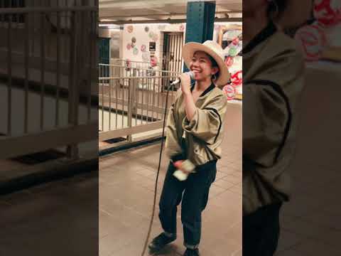 【高橋あず美】 NYの地下鉄でBeyonceのListenを歌う。