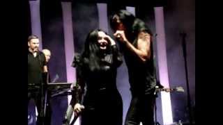 Alaska ( Fangoria ) y Mario bailando juntos. Me encanta. Alcorcon 2013