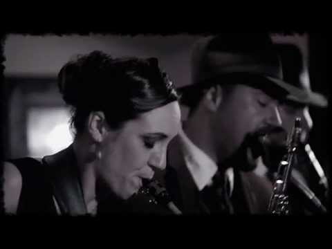 Gal Gjurin in Temna godba - Plešem po muziki - VIDEOSPOT