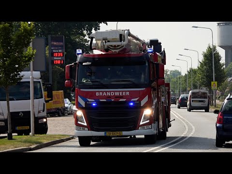 P1, Brandweer Dokkum [HW 02-4250] naar dakbrand Grachtstraat Zoutkamp