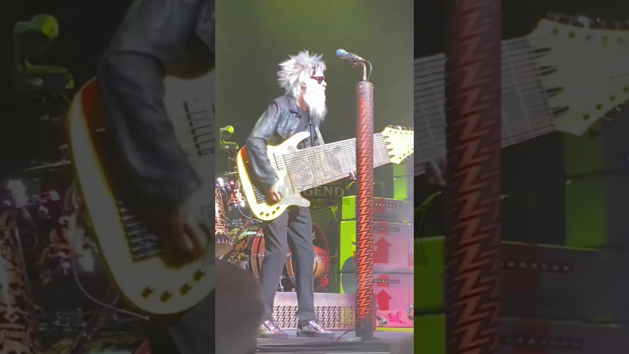 He can't believe zztop uses such an amazing guitar🔥#zztop #zzt #zztopstyle#billygibbons#arianagrande