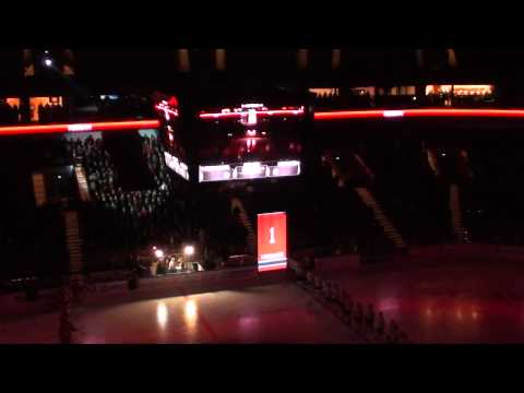 Pekka Lindmarks tröja hängs upp i taket i Malmö arena.